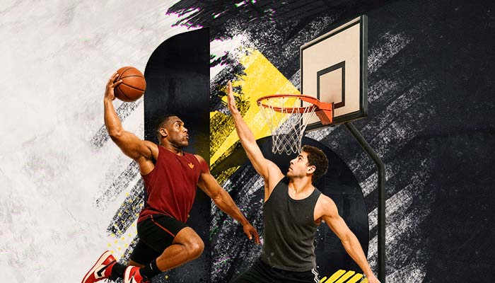 Bahibi basketbol bahisleri tanıtımı için smaç basan bordo formalı basketbolcu ile defans yapan siyah formalı basketbolcu