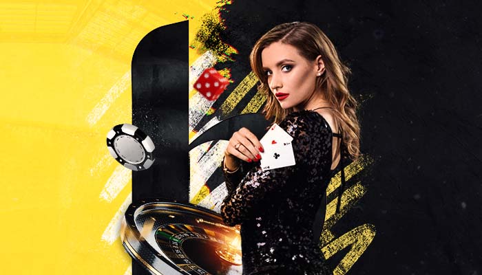 Bahibi canlı casino i&ccedil;in siyah elbiseli kadın krupiye elinde iskambil kartları ile